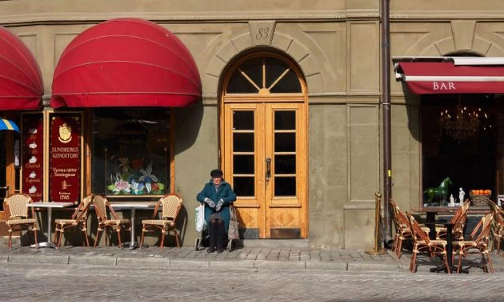 Σοκάρει η δήλωση Ελληνίδας που ζει στην Σουηδία: «Παρακινούν τον κόσμο να βγει έξω»